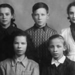 Сергей Голубков со своими одноклассницами. С Таней Кореньковой-Додух (стоит слева) Сергей дружил всю жизнь.