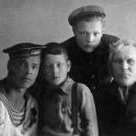 Дедушка Еспер Всеволодович Иванов со своими внуками Леонидом, Сергеем и Густавом Голубковыми.